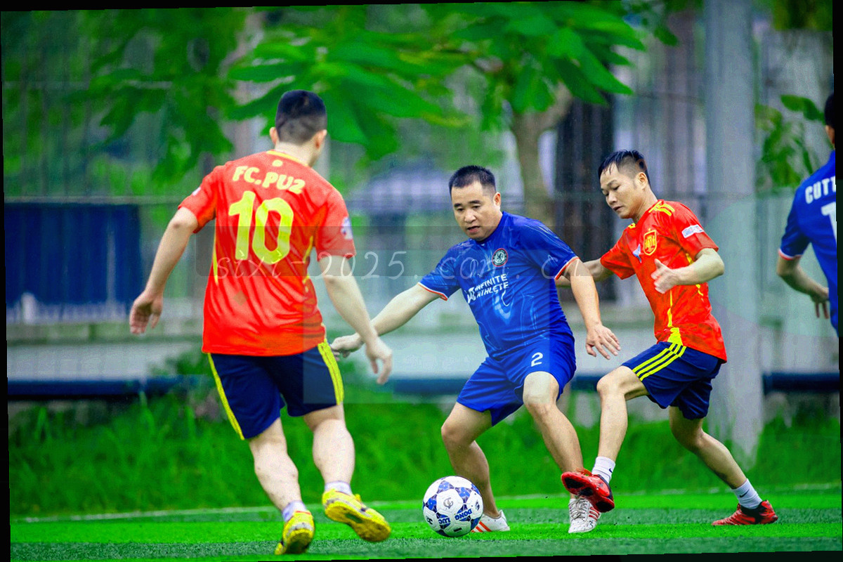 打开的折扇与平板设备并置于米白桌面，扇骨投下细影